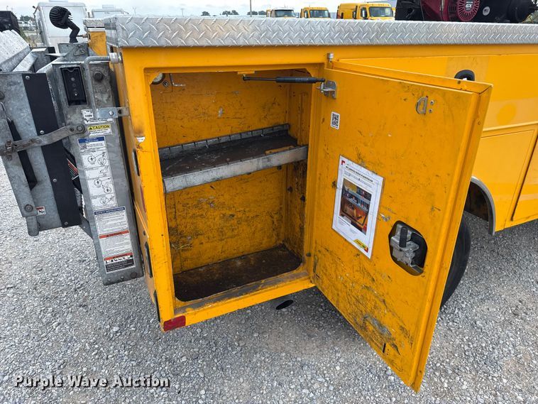image for item FC4043 2021 Ford F350 Super Duty utility bed pickup truck
