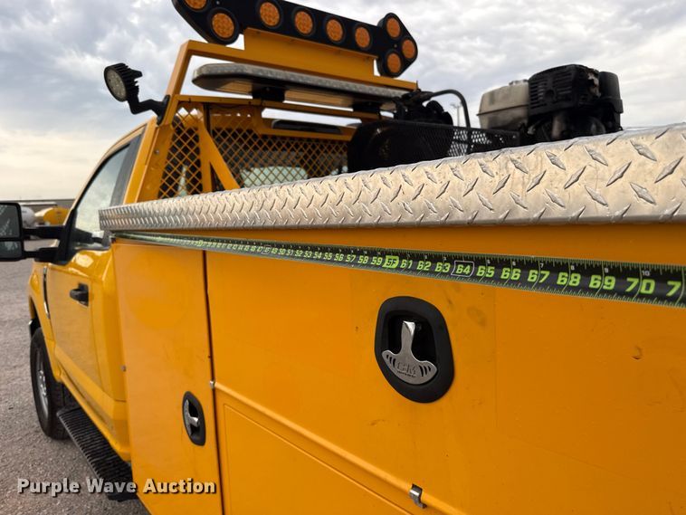 image for item FC4043 2021 Ford F350 Super Duty utility bed pickup truck
