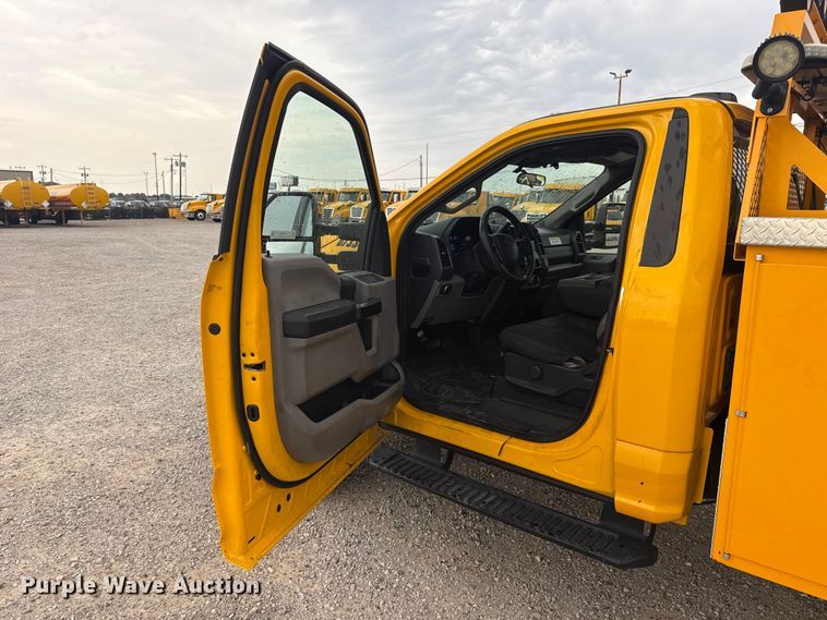 image for item FC4043 2021 Ford F350 Super Duty utility bed pickup truck