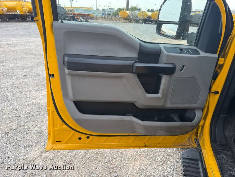 image for item FC4043 2021 Ford F350 Super Duty utility bed pickup truck