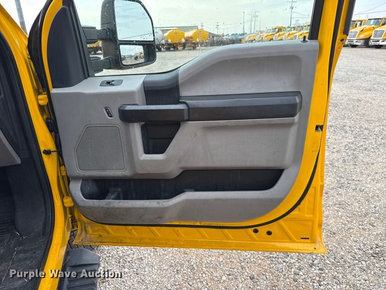 image for item FC4043 2021 Ford F350 Super Duty utility bed pickup truck