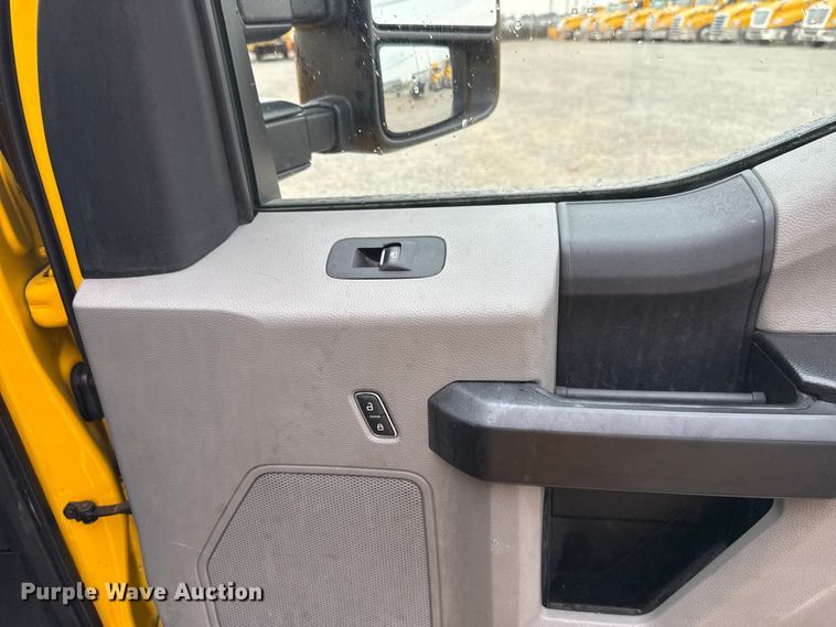 image for item FC4043 2021 Ford F350 Super Duty utility bed pickup truck