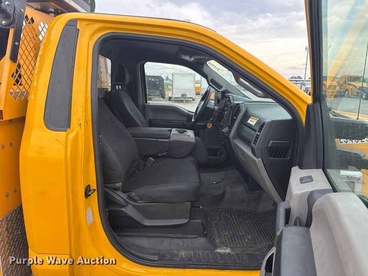 image for item FC4044 2020 Ford F350 Super Duty utility bed pickup truck