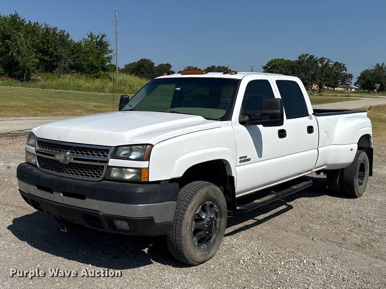 2005 Chevrolet Silverado 3500 Crew Cab pickup truck