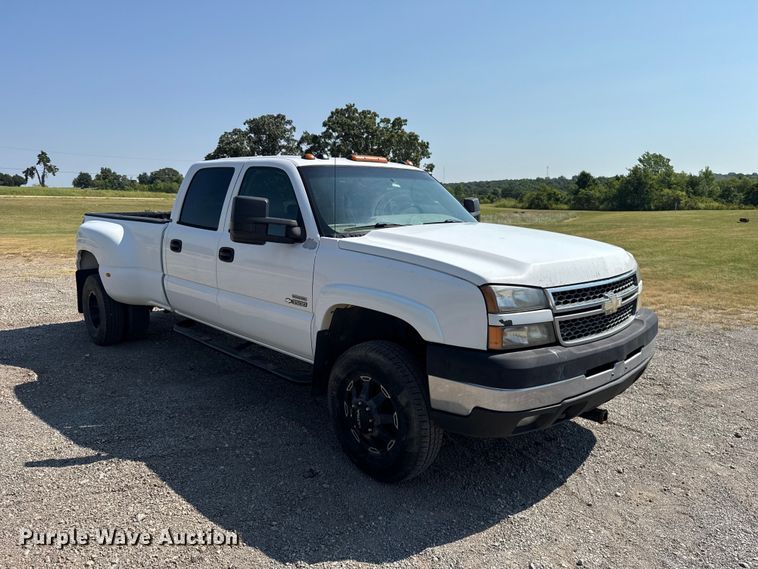 image for item FC4085 2005 Chevrolet Silverado 3500 Crew Cab pickup truck