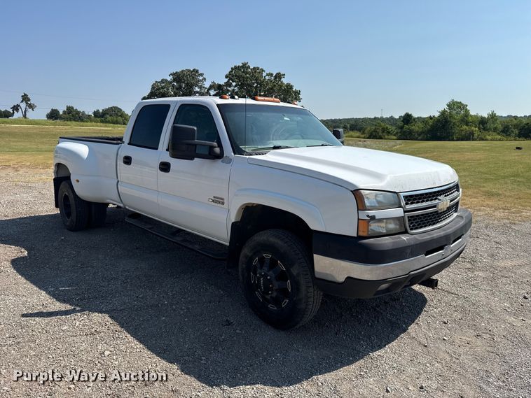 image for item FC4085 2005 Chevrolet Silverado 3500 Crew Cab pickup truck