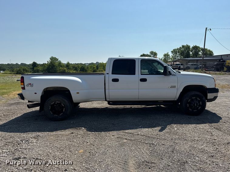 image for item FC4085 2005 Chevrolet Silverado 3500 Crew Cab pickup truck