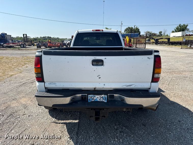 image for item FC4085 2005 Chevrolet Silverado 3500 Crew Cab pickup truck