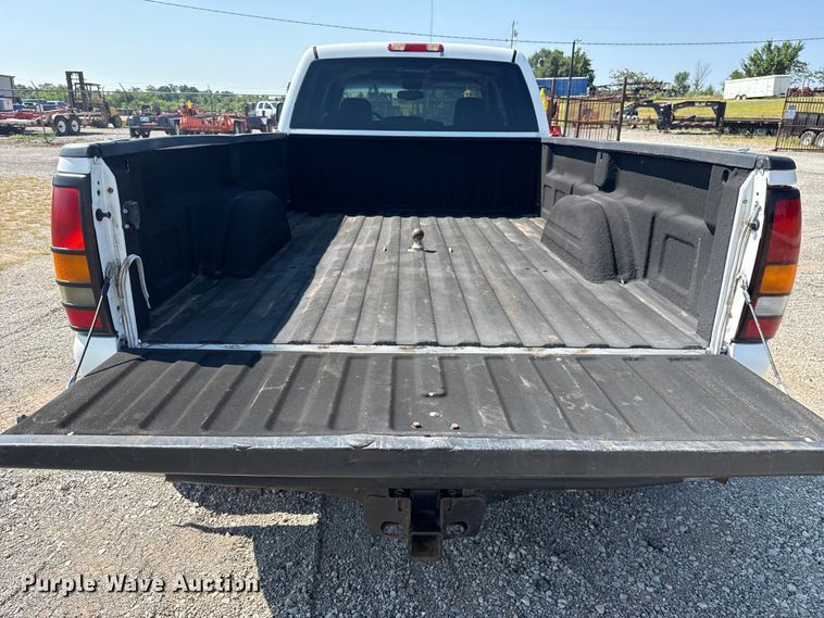 image for item FC4085 2005 Chevrolet Silverado 3500 Crew Cab pickup truck