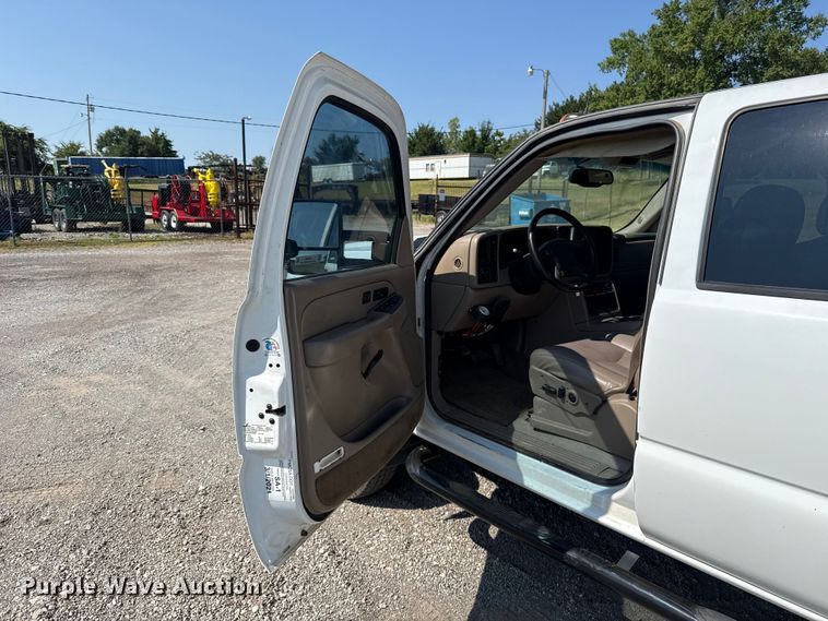 image for item FC4085 2005 Chevrolet Silverado 3500 Crew Cab pickup truck