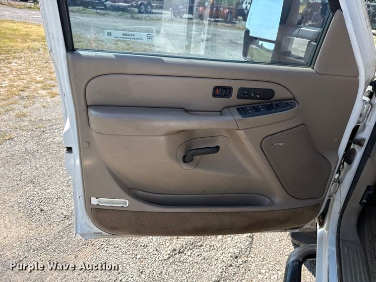 image for item FC4085 2005 Chevrolet Silverado 3500 Crew Cab pickup truck