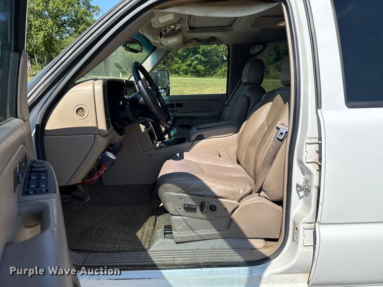 image for item FC4085 2005 Chevrolet Silverado 3500 Crew Cab pickup truck