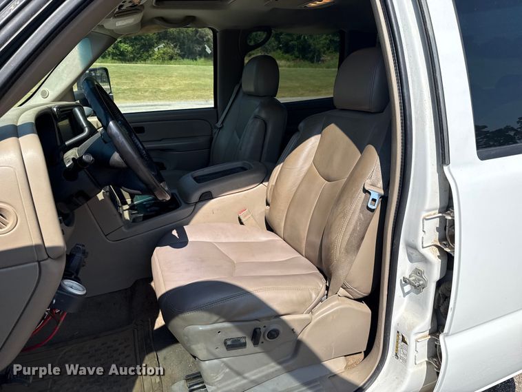 image for item FC4085 2005 Chevrolet Silverado 3500 Crew Cab pickup truck