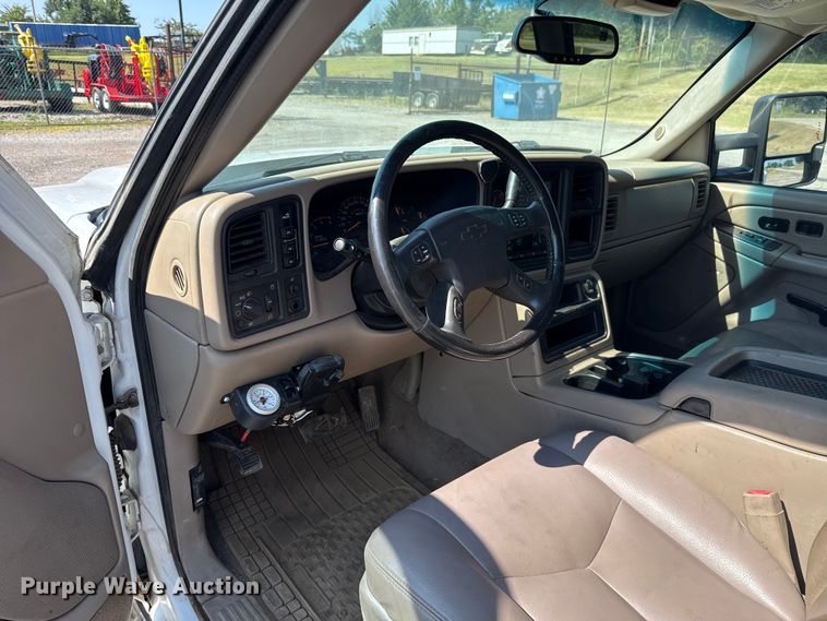 image for item FC4085 2005 Chevrolet Silverado 3500 Crew Cab pickup truck