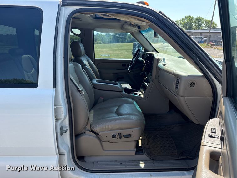 image for item FC4085 2005 Chevrolet Silverado 3500 Crew Cab pickup truck