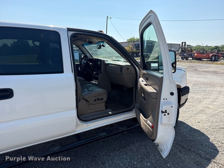 image for item FC4085 2005 Chevrolet Silverado 3500 Crew Cab pickup truck