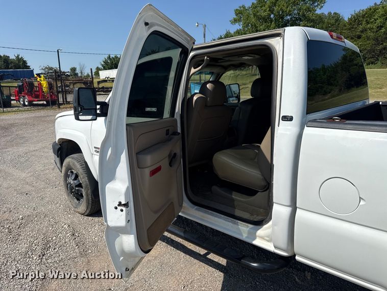 image for item FC4085 2005 Chevrolet Silverado 3500 Crew Cab pickup truck