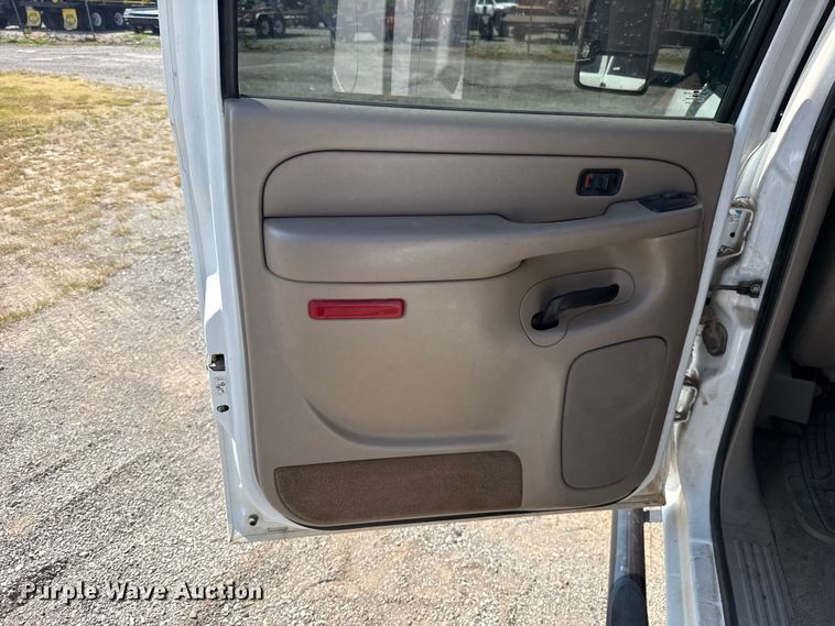 image for item FC4085 2005 Chevrolet Silverado 3500 Crew Cab pickup truck