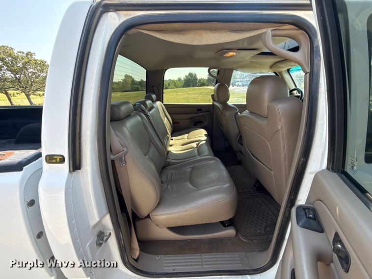 image for item FC4085 2005 Chevrolet Silverado 3500 Crew Cab pickup truck