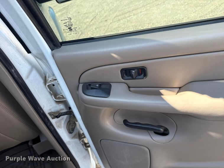 image for item FC4085 2005 Chevrolet Silverado 3500 Crew Cab pickup truck