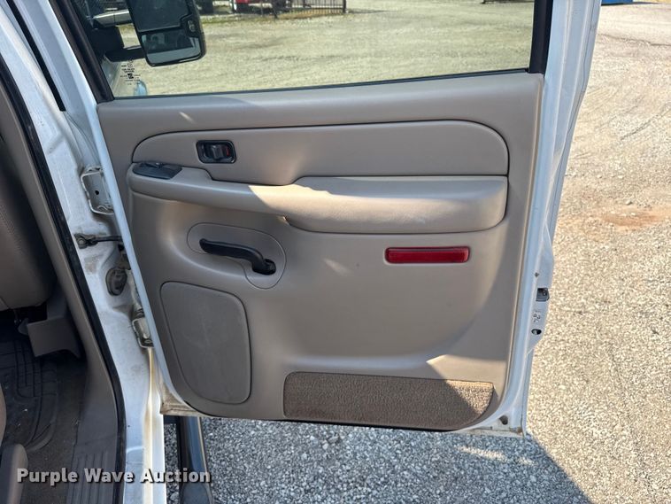 image for item FC4085 2005 Chevrolet Silverado 3500 Crew Cab pickup truck