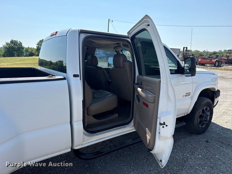 image for item FC4085 2005 Chevrolet Silverado 3500 Crew Cab pickup truck