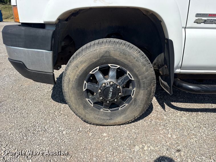 image for item FC4085 2005 Chevrolet Silverado 3500 Crew Cab pickup truck