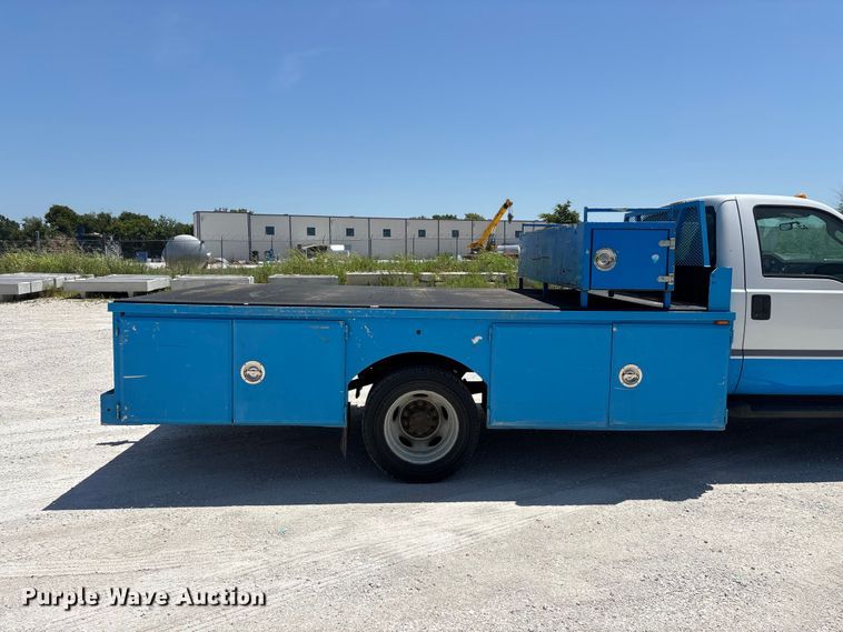 image for item FG0557 2012 Ford F550 Super Duty XL flatbed truck