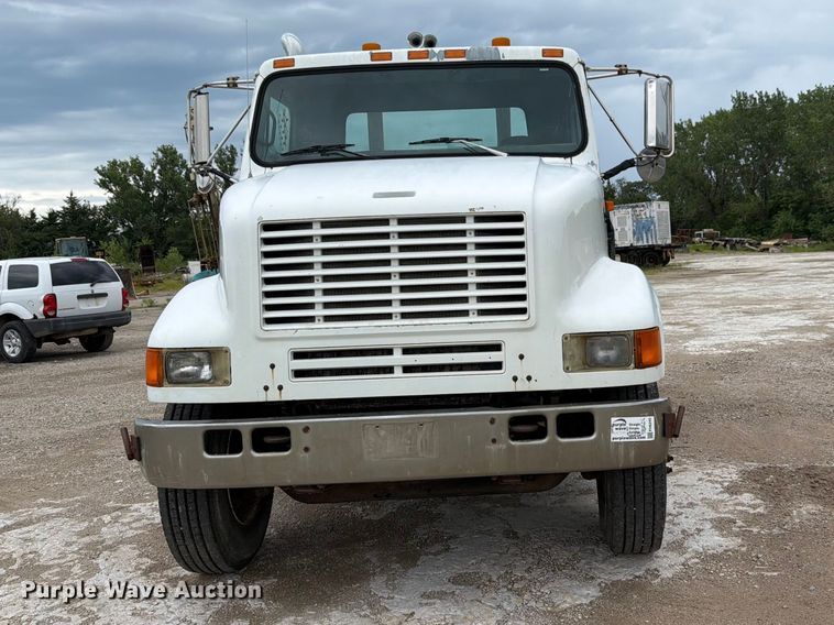 image for item FH6245 1994 International 8100 flatbed truck