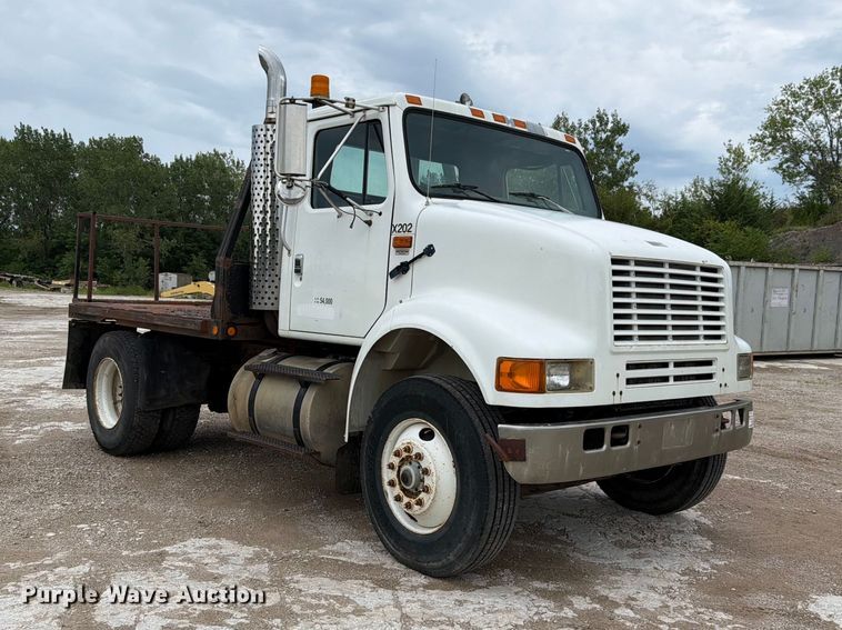 image for item FH6245 1994 International 8100 flatbed truck