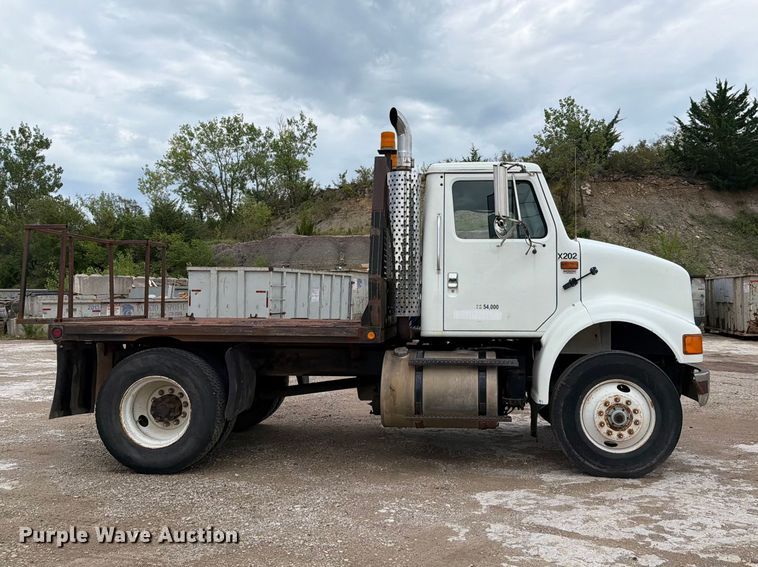image for item FH6245 1994 International 8100 flatbed truck