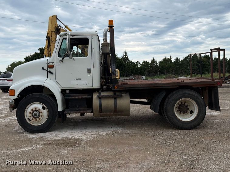 image for item FH6245 1994 International 8100 flatbed truck