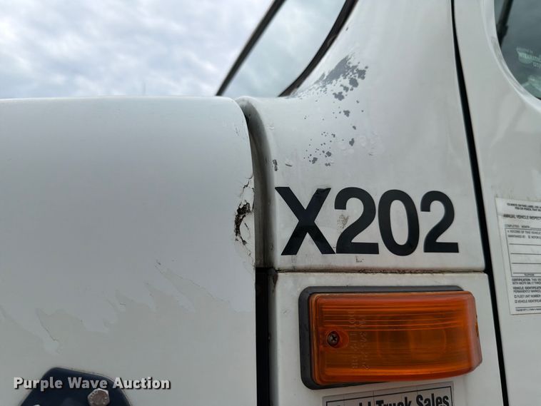 image for item FH6245 1994 International 8100 flatbed truck