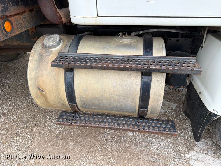 image for item FH6245 1994 International 8100 flatbed truck