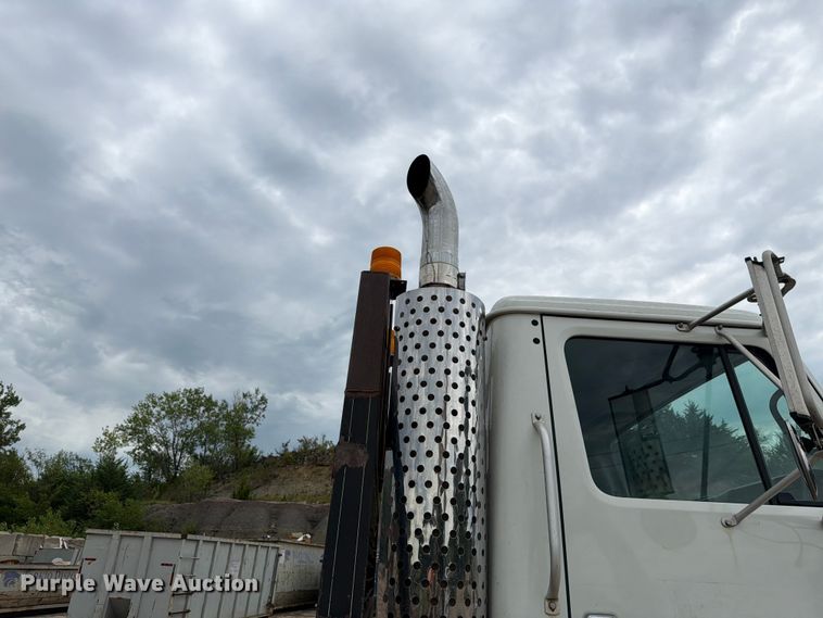 image for item FH6245 1994 International 8100 flatbed truck