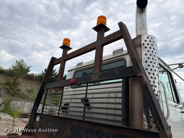 image for item FH6245 1994 International 8100 flatbed truck