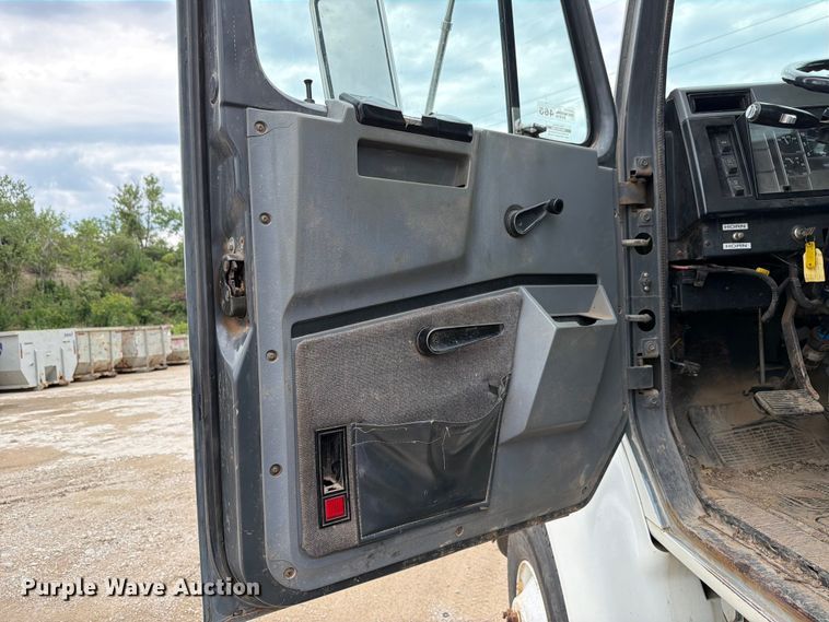 image for item FH6245 1994 International 8100 flatbed truck