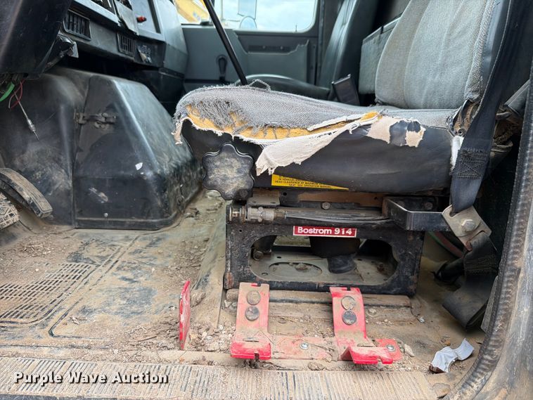 image for item FH6245 1994 International 8100 flatbed truck