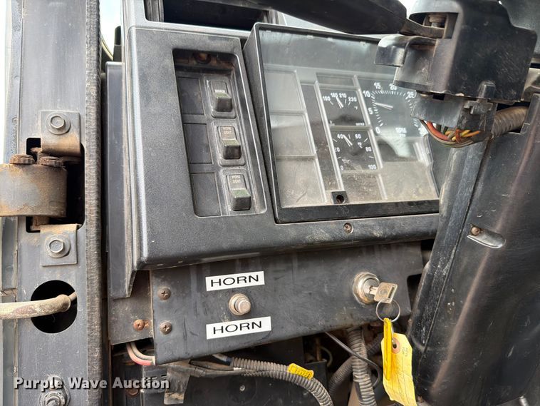 image for item FH6245 1994 International 8100 flatbed truck