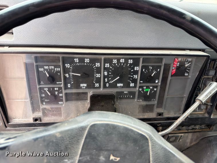 image for item FH6245 1994 International 8100 flatbed truck