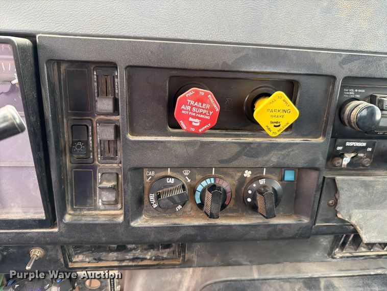 image for item FH6245 1994 International 8100 flatbed truck