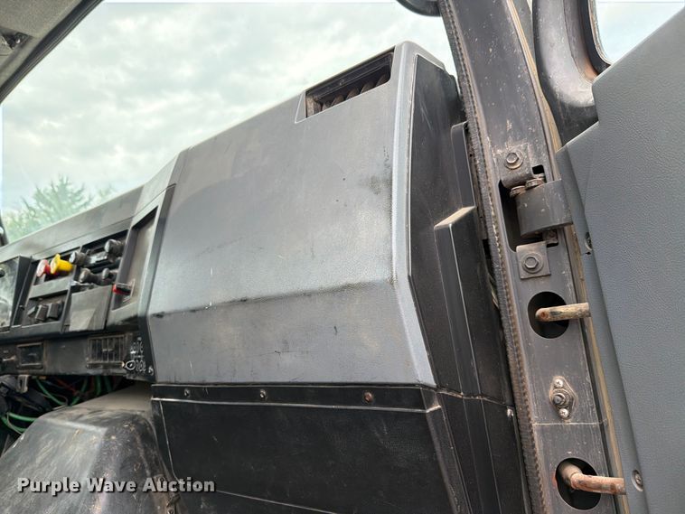 image for item FH6245 1994 International 8100 flatbed truck