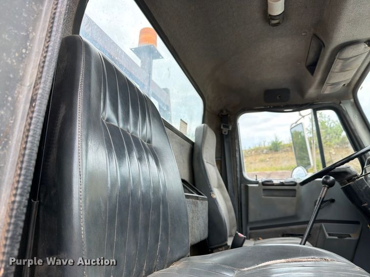 image for item FH6245 1994 International 8100 flatbed truck