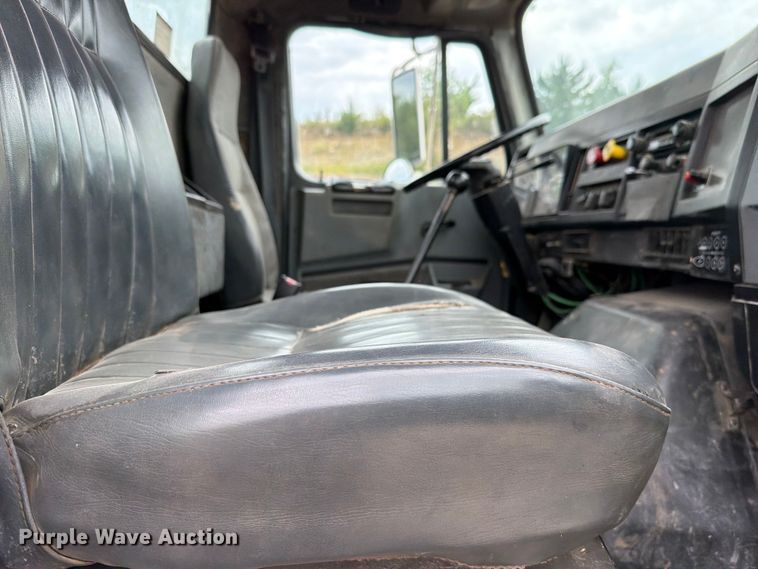 image for item FH6245 1994 International 8100 flatbed truck