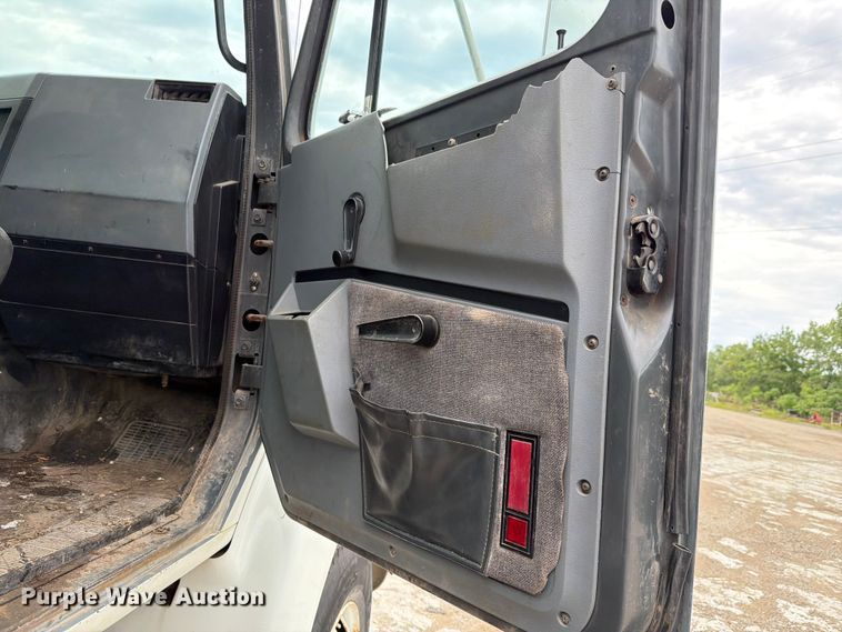 image for item FH6245 1994 International 8100 flatbed truck