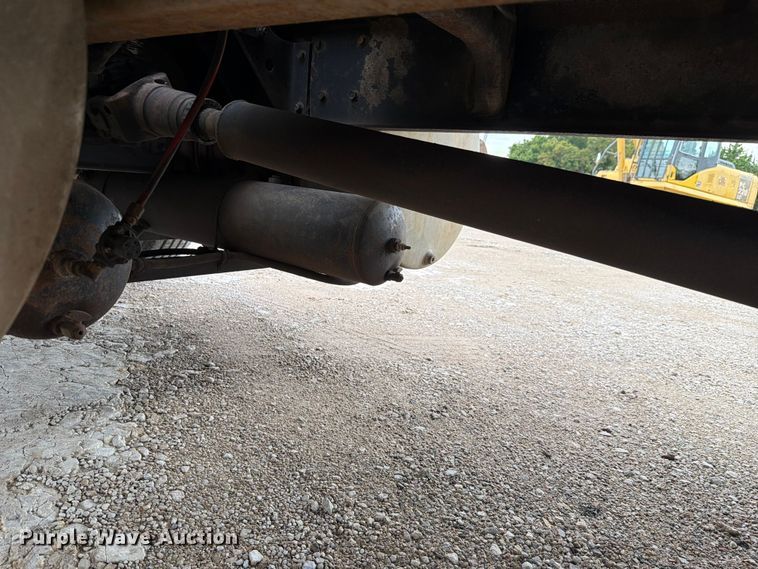 image for item FH6245 1994 International 8100 flatbed truck