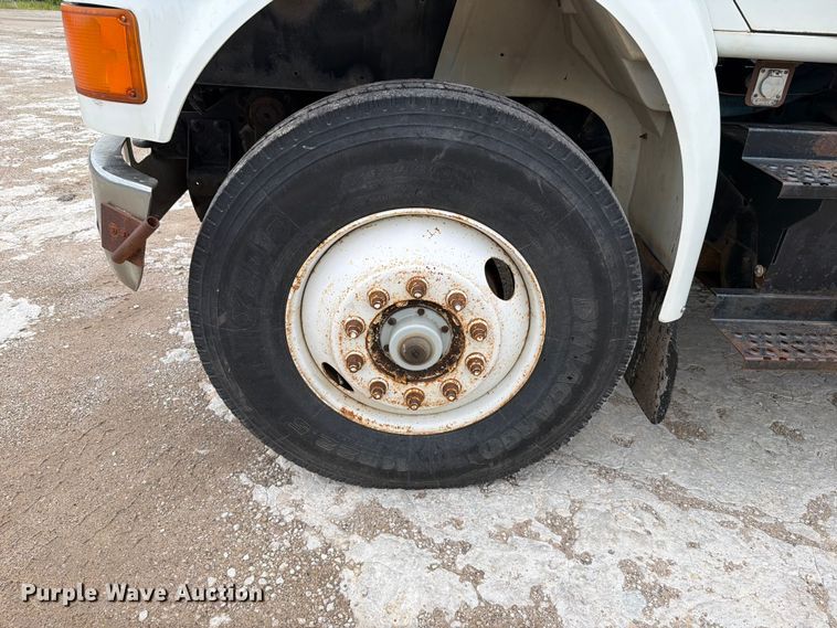 image for item FH6245 1994 International 8100 flatbed truck