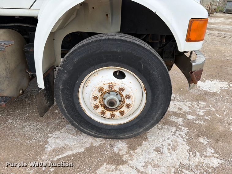 image for item FH6245 1994 International 8100 flatbed truck