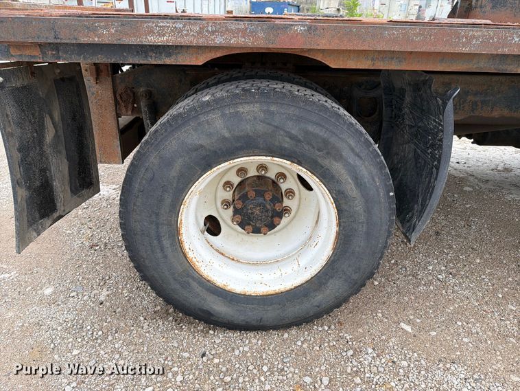 image for item FH6245 1994 International 8100 flatbed truck