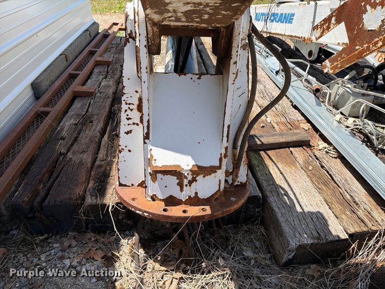 image for item FI0303 Truck crane